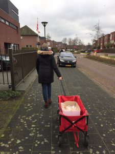 De bewoners van het Thomashuis brengen het kerstlichtje rond in de wijk