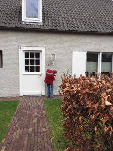 De bewoners van het Thomashuis brengen het kerstlichtje rond in de wijk