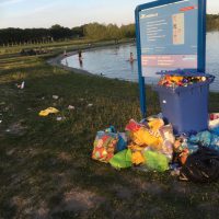 afval na een drukke dag oostplas (hemelvaart 2020)