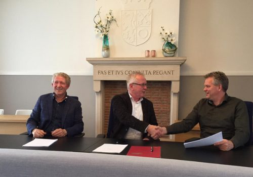 Vlnr. Hendrik Roozen (Roozen Van Hoppe), wethouder Ted van de Loo en Ruud Reijrink (Reyrink) bij de ondertekening van de intentieovereenkomst. De drie partijen gaan samen onderzoeken of de twee firma's van Haghorst naar de Bakertand kunnen verhuizen. © Gemeente Hilvarenbeek - Bron Brabants Dagblad